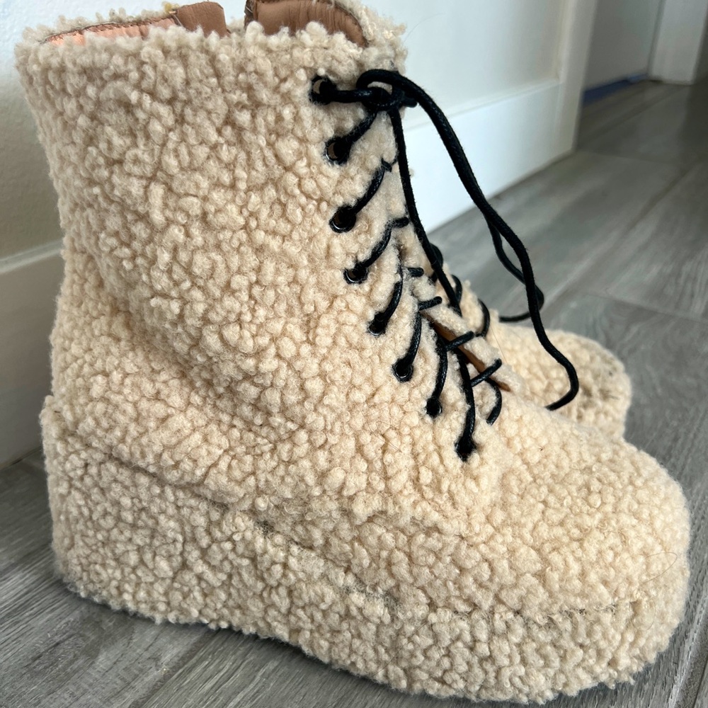 Fuzzy Heal Boots